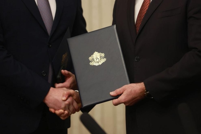 Изненадващ ход на президента: Третият мандат отива при АПС