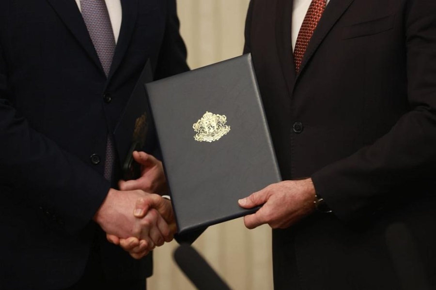 Изненадващ ход на президента: Третият мандат отива при АПС