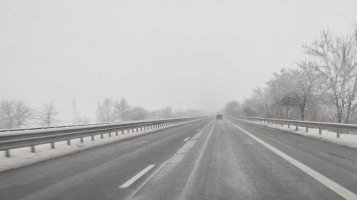 Стотици тежкотоварни автомобили са блокирани на пътя в посока \