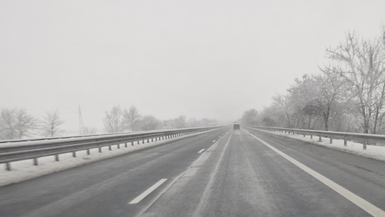 Стотици тежкотоварни автомобили са блокирани на пътя в посока \