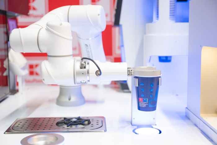 Първият в Европа робот бариста RobotAnno Al приготвя персонализирани напитки в Kaufland