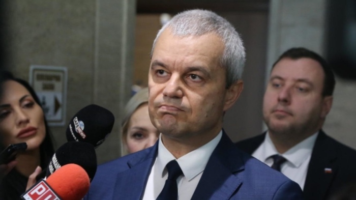 Костадинов потресен от служебния кабинет - вижда музей на восъчните фигури