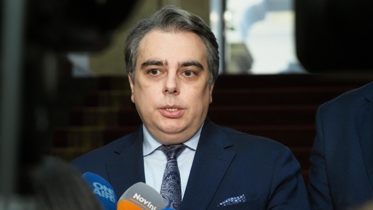 Асен Василев призова ВСС да спре да къса минискуси и да махне Сарафов