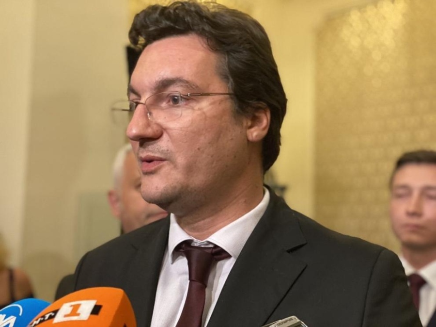 Зарков изключва осем депутати от листите на партията