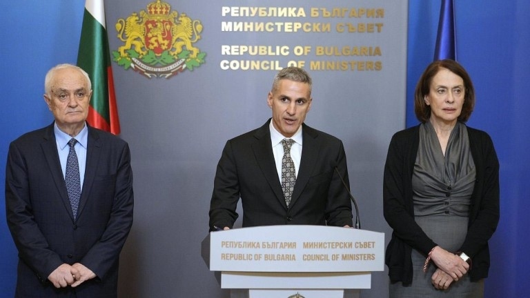 Гюров успокоява, че НАТО ни пази, МВнР отряза българите на Малдивите